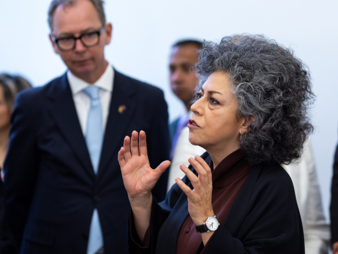 Colombian artist Doris Salcedo explained about the museum and the melted-down weapons. Photo: FN-sambandet / Eivind Oskarson